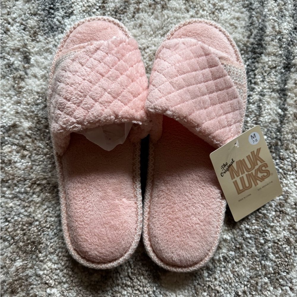 Muk Luks women’s slippers size 7-8